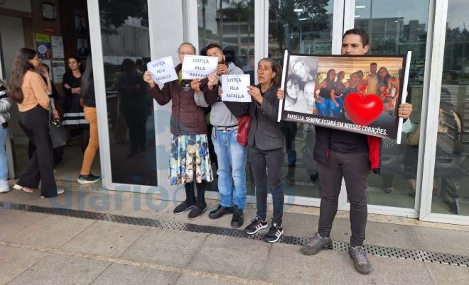 Familiares foram cedo, pedir justiça para Rafaella, que deixou duas filhas 