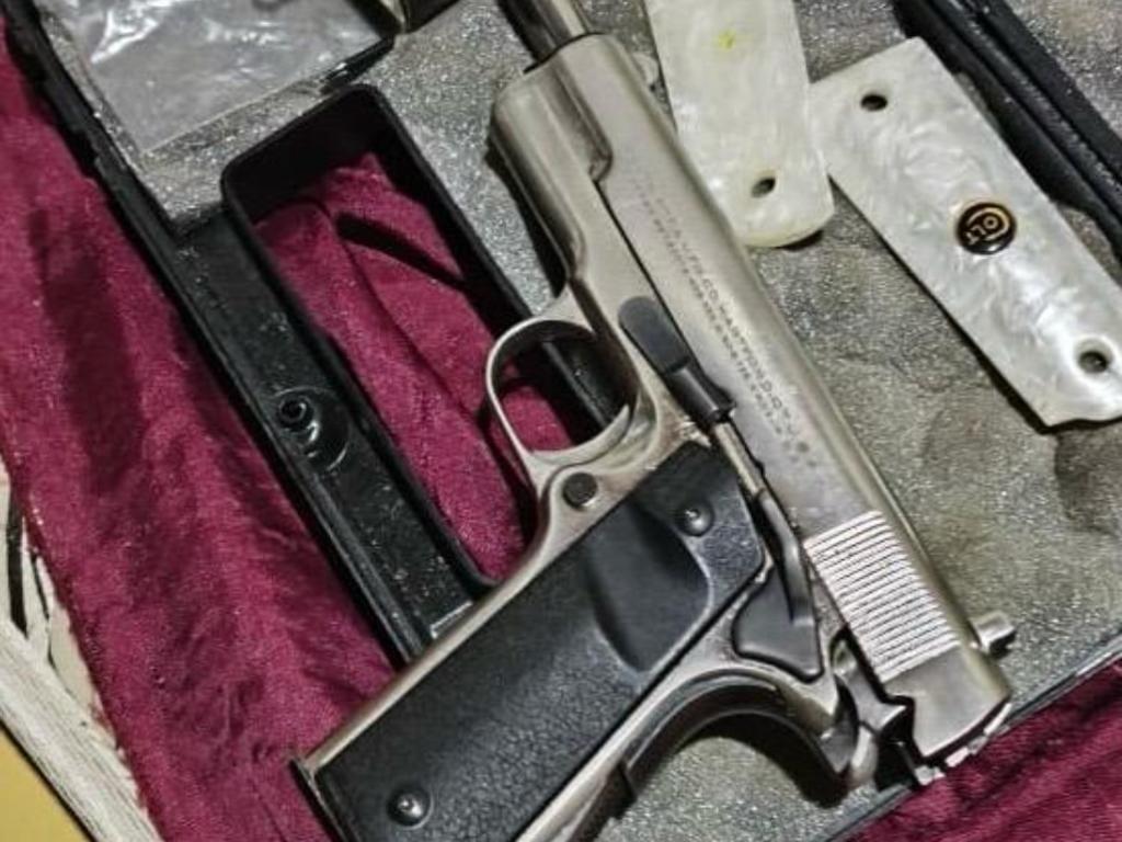 A organização contava com a participação de um armeiro e instrutor de tiro da cidade, responsável pela manutenção dos armamentos e pela intermediação das negociações ilegais