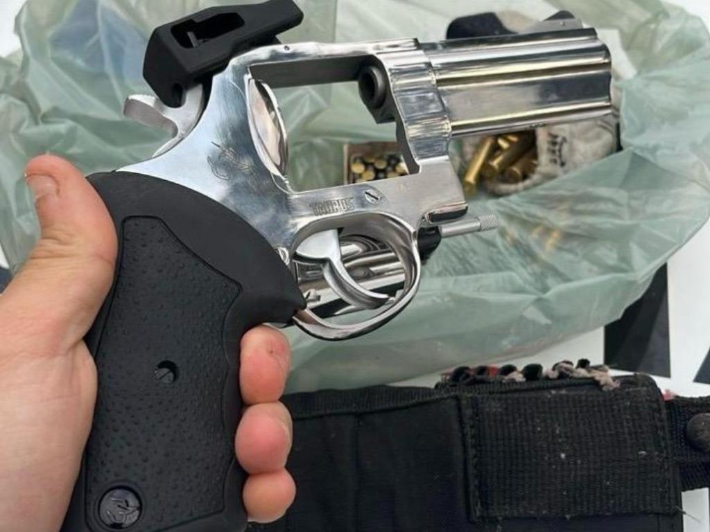 A decisão judicial autorizou a apreensão de mais de 40 armas registradas, que serão submetidas a processo de cassação dos respectivos registros