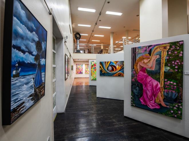 Ao todo, 102 obras, das mais diversas linguagens, estão expostas na galeria de artes