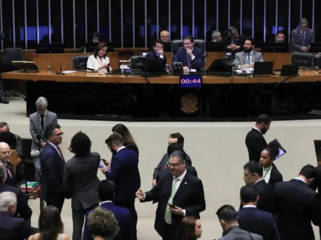 Sessão da Câmara que votou a urgência do PL de isenção de Imposto de Renda pra quem ganha até R$ 5 mil