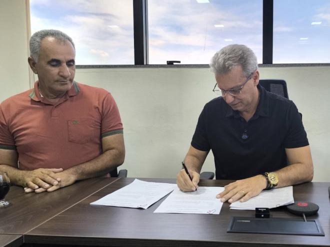 O prefeito Sadi Luca assina a ordem de serviço, ao lado do secretário Geraldo Magela; No total serão quase 20 obras de recuperação e prevenção