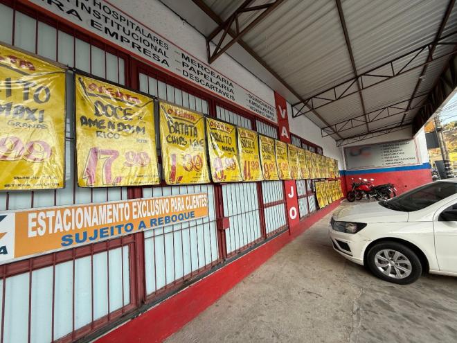 Alguns estabelecimentos tentam impedir que motoristas estacionem ao ameaçar reboque 