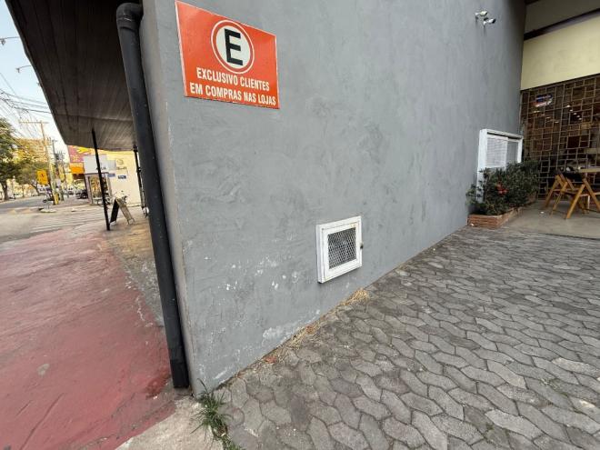 Ao notar a irregularidade, o cidadão pode dialogar diretamente com o estabelecimento ou registrar denúncia junto à prefeitura 