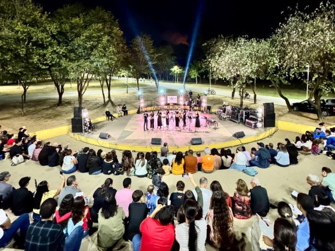 Arquibancadas do teatro de arena foram tomadas por apreciadores da música no Parque Ipanema