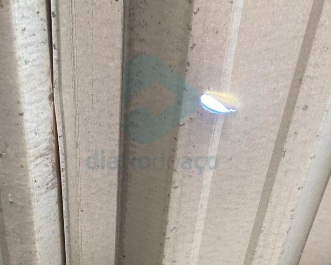 Telha perfurada por tiro em residência localizada na rua Matos Guerra