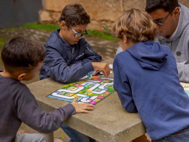 Visitantes são presenteados com jogo de tabuleiro sobre patrimônios de Ipatinga 