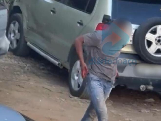 Imagens mostram suspeito saindo do local do crime com mão suja de sangue