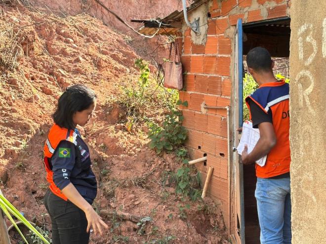 O empenho das equipes da Defesa Civil de Ipatinga é ininterrupto, com acompanhamento constante dos imóveis, orientação às famílias e desinterdição daqueles locais em que é possível liberar com segurança