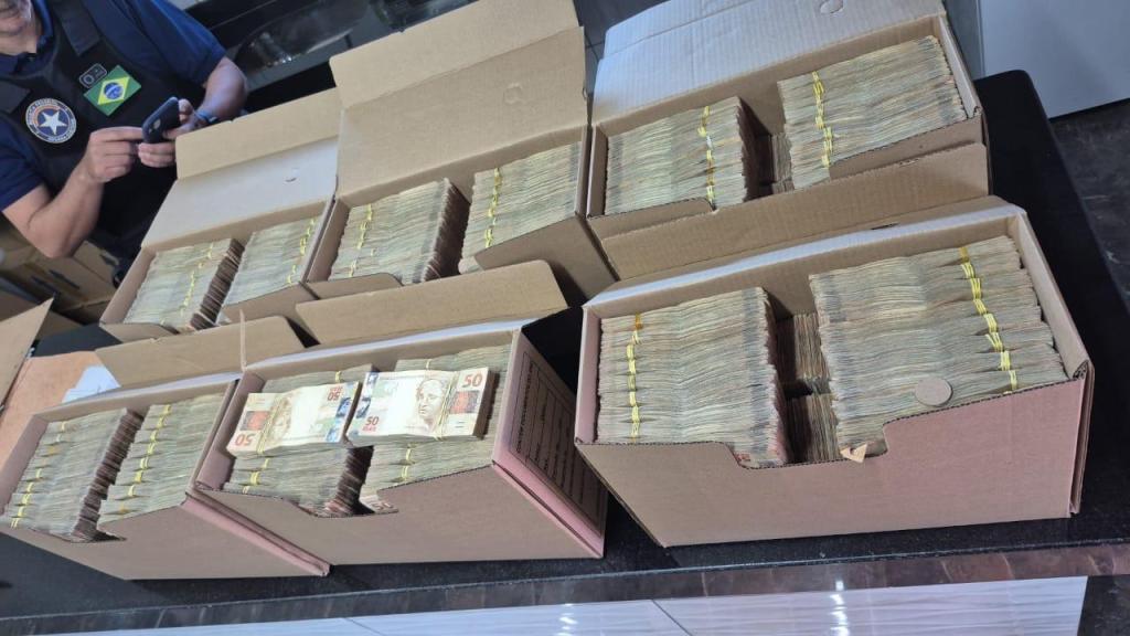 Quantia apreendida não foi divulgada pela PF, mas passa de dezenas de milhares de reais em dinheiro 