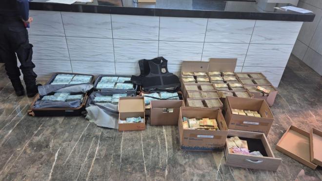 Na operação foram apreendidas malas e caixas contendo pacotes com dinheiro em espécie 