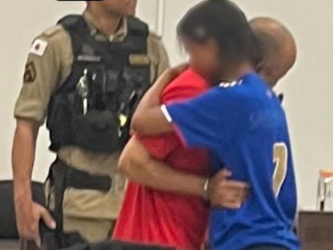 O abraço da filha, ao fim do julgamento no Tribunal do Júri em Coronel Fabriciano 