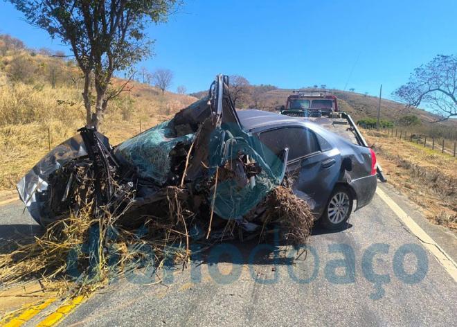 Motorista do Etios e passageira do banco de tras morreram na hora 