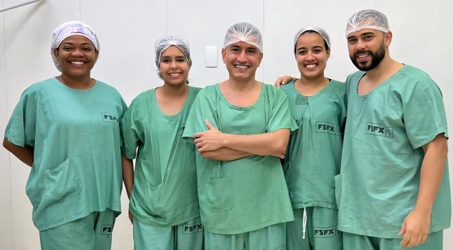 A equipe do oftalmologista do HMC, Silas Franco comemora resultado alcançado com o procedimento