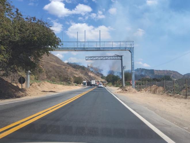 Estrutura do pórtico de pedágio já está instalada em Jaguaraçu e cobrança deve começar ainda este ano