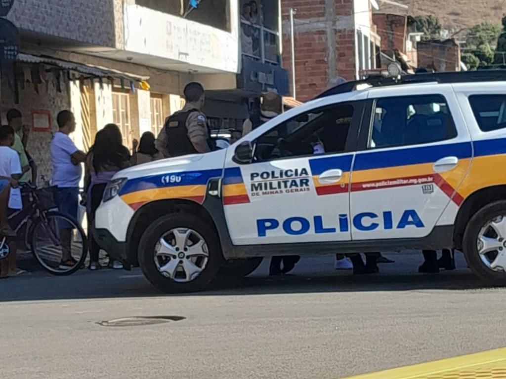 O crime ocorreu no começo da noite deste domingo, na rua Marmelo, esquina com a praça do Limoeiro
