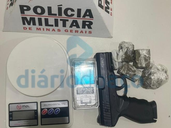 Além dos tabletes de maconha, apreendidas duas balanças de precisão e uma réplica de pistola