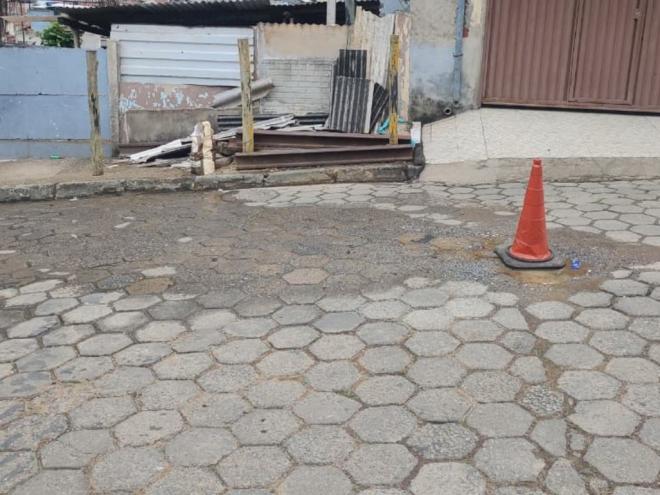Vazamento ocorre há cerca de duas semanas no bairro de Coronel Fabriciano