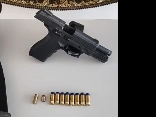 O homem que morreu no confronto portava essa pistola .45 municiada
