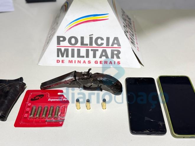 Uma garrucha, munição e celulares que foram apreendidos pelos policiais militares