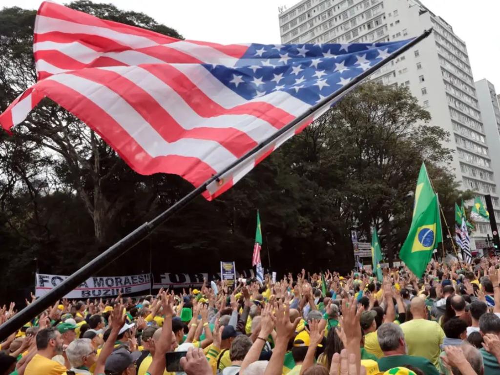 Além da bandeira dos Estados Unidos, mensagens de agradecimento a Trump e bandeiras de Israel marcaram o cenário nas manifestações bolsonaristas 
