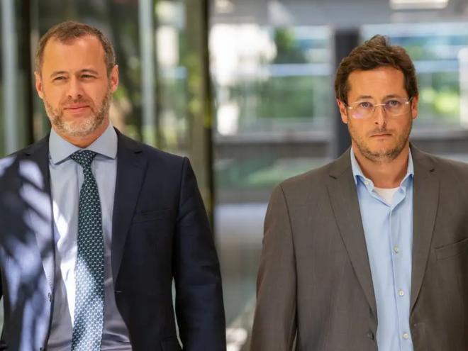 O advogado do ex-presidente Jair Bolsonaro, Paulo Cunha Bueno, e o ex-assessor Fabio Wajngarten, chegam para falar com a imprensa na sede da Polícia Federal. Foto: Fabio Rodrigues-Pozzebom/ Agência Brasil