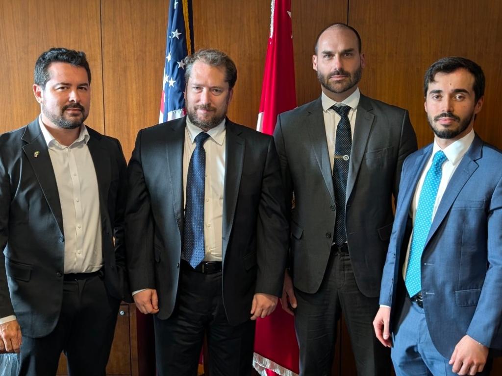 No centro da foto, Eduardo Bolsonaro aparece ao lado de Darren Beattie, que escreveu nova postagem acusando Alexandre de Moraes de atentar contra a liberdade no Brasil; estão na foto também Paulo Figueiredo (esquerda) e Ricardo Pita (direita)