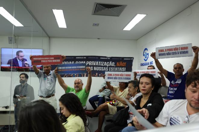 Na galeria do Plenarinho IV, onde ocorreu a reunião, faixas protestaram contra a possibilidade de privatização.  Álbum de fotos. Foto: Elizabete Guimarães