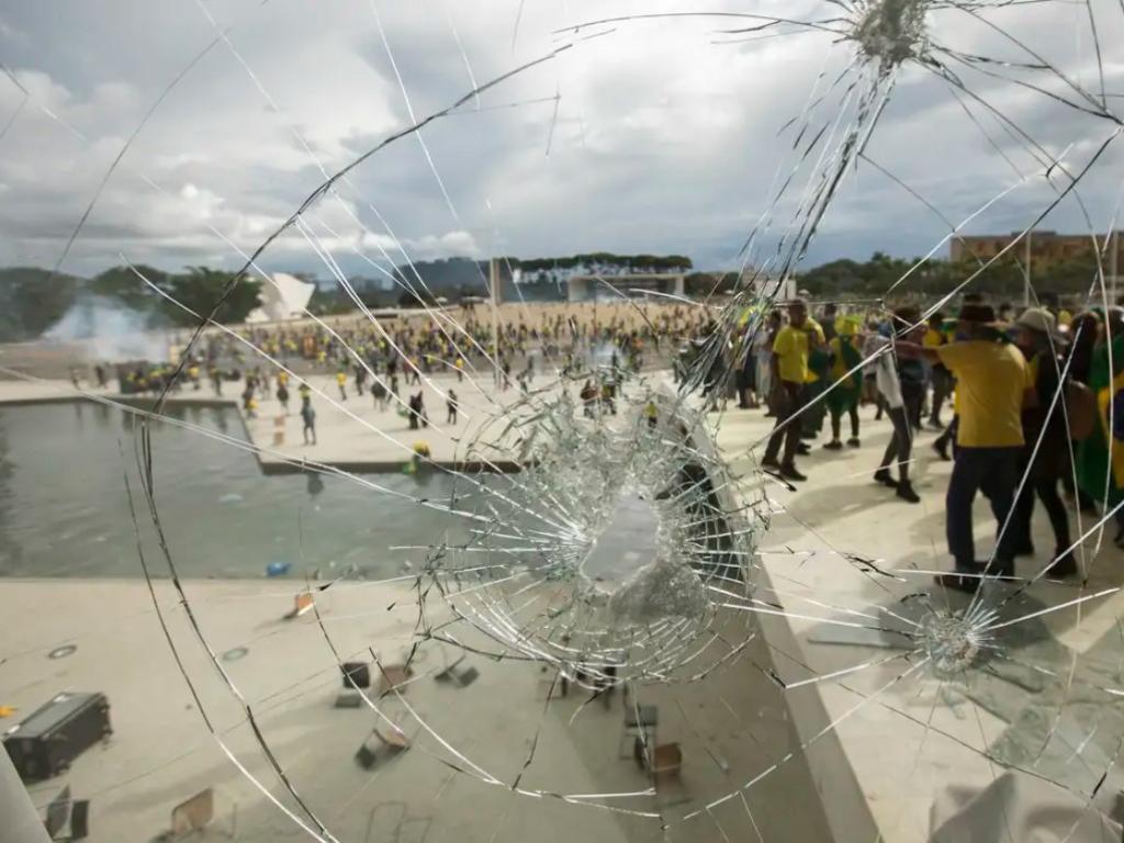 A Primeira Turma do Supremo Tribunal Federal (STF) formou nesta quinta-feira (11) maioria de votos para condenar o ex-presidente Jair Bolsonaro e mais sete aliados na ação penal da trama golpista e a arcar com os prejuizos causados pelo vandalismo nas sedes dos três poderes em 8/1/2023