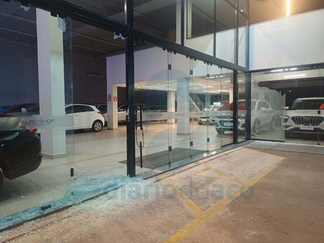 A perícia da polícia civil recolheu cápsulas de pistola calibre 9mm no local do atentado a tiros 