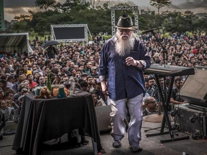 Considerado um gênio da música experimental, Hermeto ficou conhecido por transformar sons do cotidiano em arte - desde o barulho da água até o sopro do vento