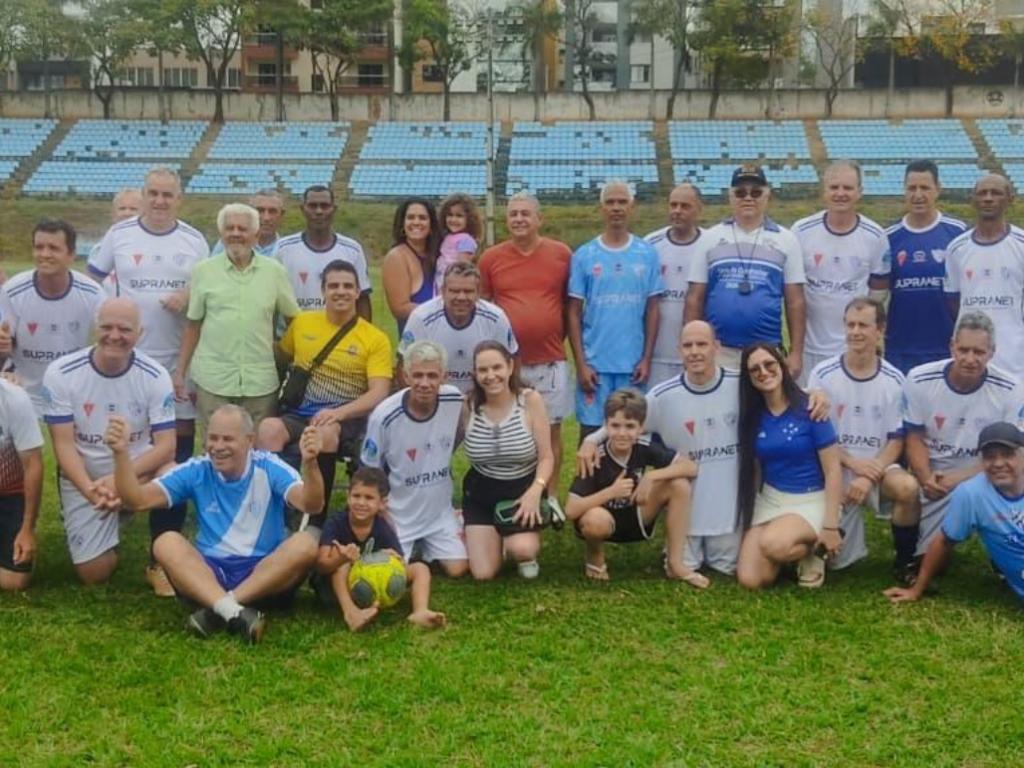 Jogadores, apoiadores, comissão técnica e dirigentes posam para a foto histórica de campeões pelo Vila Celeste 