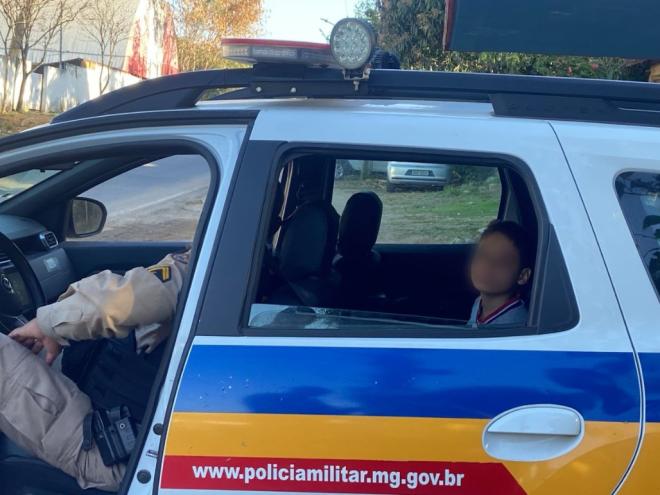 Menino de 9 anos foi levado no banco de trás da viatura da PM após incidente numa escola municipal localizada no Alphaville