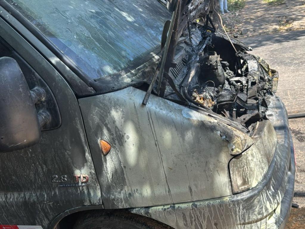 Populares conseguiram controlar o incêndio e bombeiros fizeram rescaldo para evitar que o fogo retornasse 