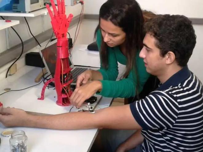 Marcela Tuller, mestre em engenharia de telecomunicações, e Artur Neves, estudante de medicina - Projeto Reach/Divulgação