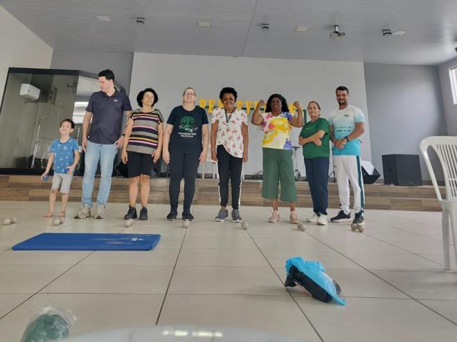 São oferecidas práticas regulares gratuitas de atividades físicas destinadas ao bem-estar físico, mental e social da pessoa idosa