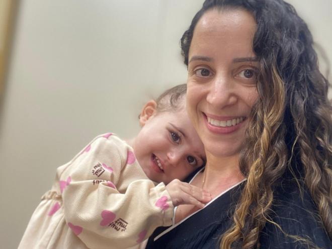 A mãe compartilha em seu Instagram a rotina de acompanhamento do tratamento da filha, que sofre com a cardiomiopatia hipertrófica 