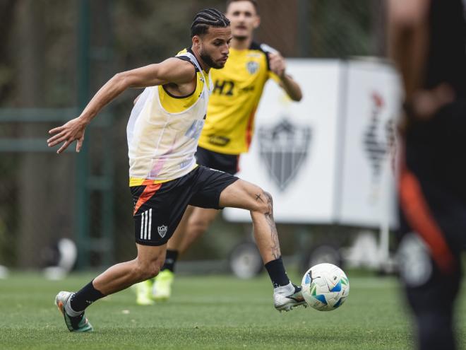 Volante Alexsander pode começar jogando neste sábado