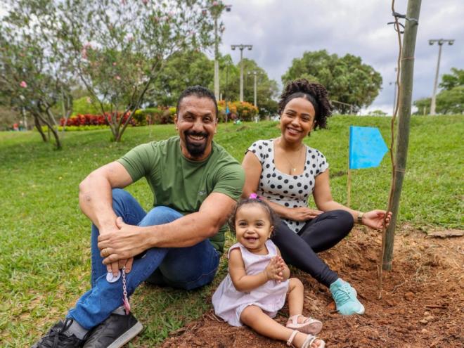 Mais de 60 mudas frutíferas e ornamentais foram plantadas em homenagem aos filhos de servidores municipais nascidos no último ano