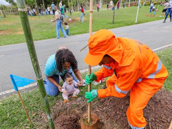 Cada convidado recebeu uma muda de plantas ornamentais e medicinais para levar para casa