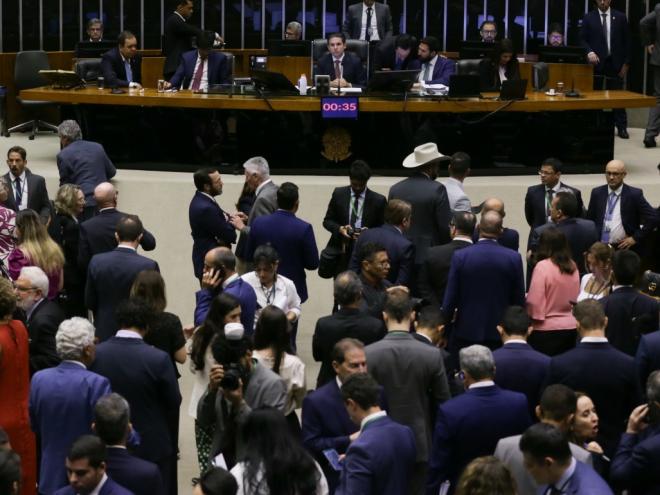 A PEC determina que qualquer abertura de ação penal contra parlamentar depende de autorização prévia