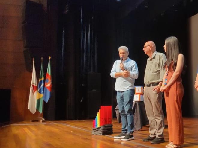Prefeito Sadi Lucca ao lado do secretário Carlos Alberto Serra Negra e da analista do Sebrae Gabriela Deboni