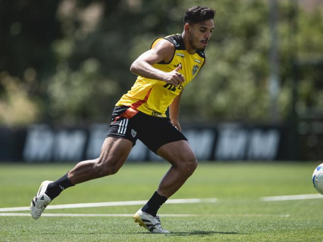Gabriel Menino pode aparecer como opção para o duelo desta noite
