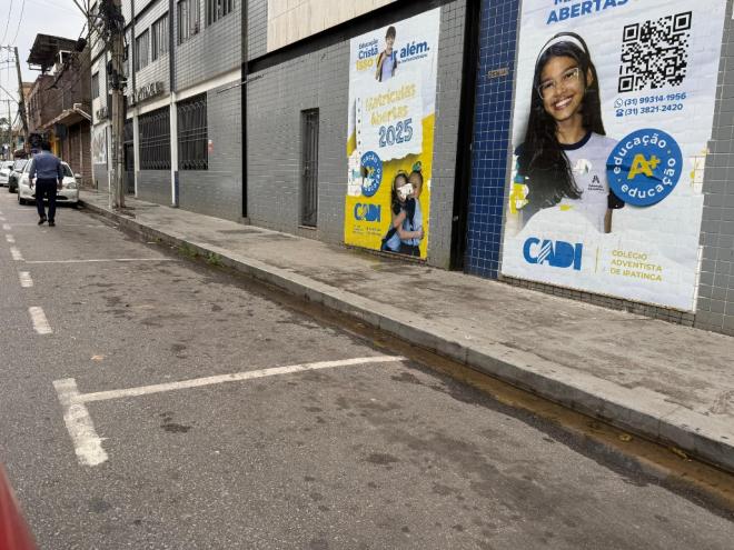 O vazamento ocorre próximo ao Colégio Adventista, na rua Ouro Preto 