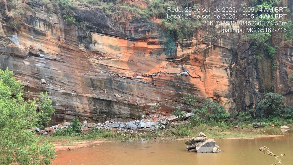 Pela manhã moradores ficaram assustados com a quantidade de pedras que desabou na Pedreira Samambaia,  logo abaixo do local onde houve a erosão 