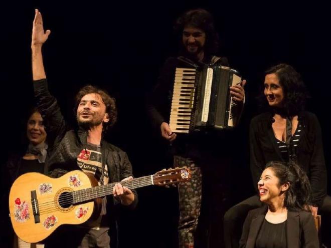 Neste sarau atual, música, poesia e teatro se entrelaçam em uma experiência intimista entre artistas e público