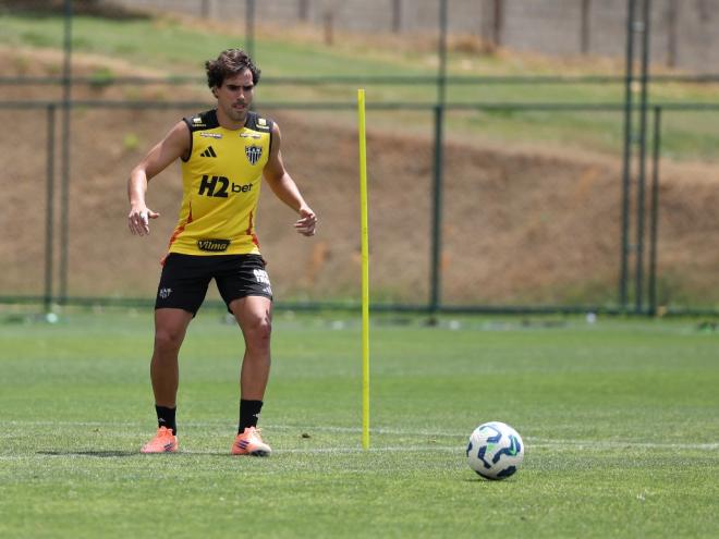  Igor Gomes deve aparecer entre os titulares