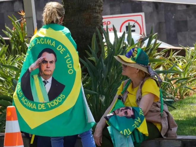 Apoiadores do ex-presidente Jair Bolsonaro em frente ao hospital onde ele se internou em 14 de setembro