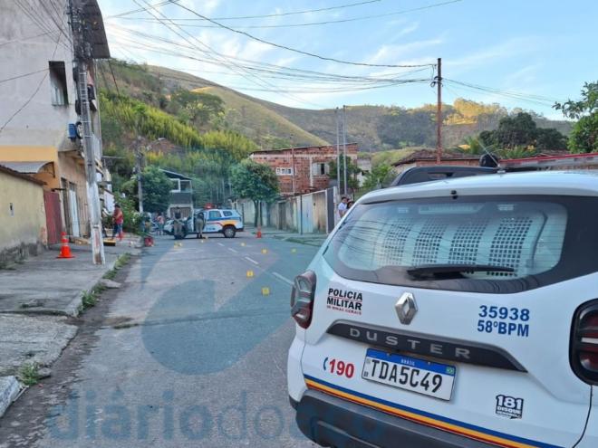 Crime assustou a comunidade. Disparos foram efetuados no momento em que crianças brincavam na rua
