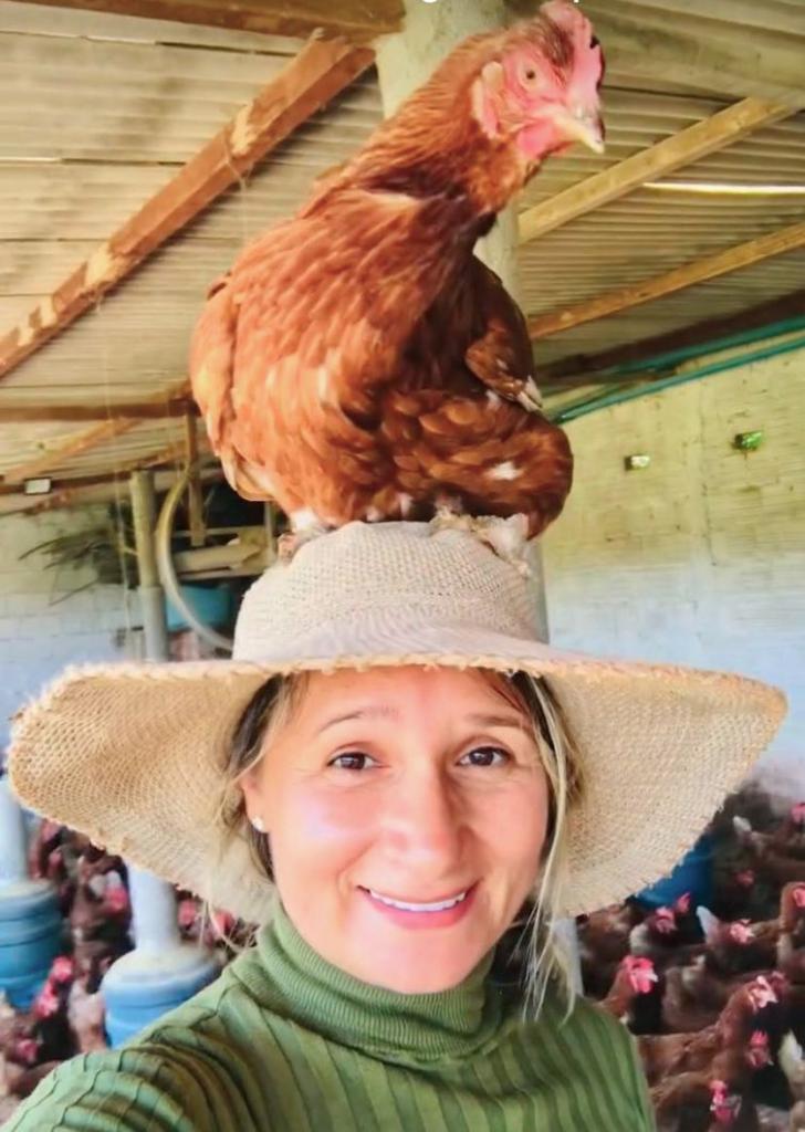 Marli Oliveira, agricultora familiar, fornece ovos, mel, carnes de galinha, porco e ovinos para o Pnae no Ceará 